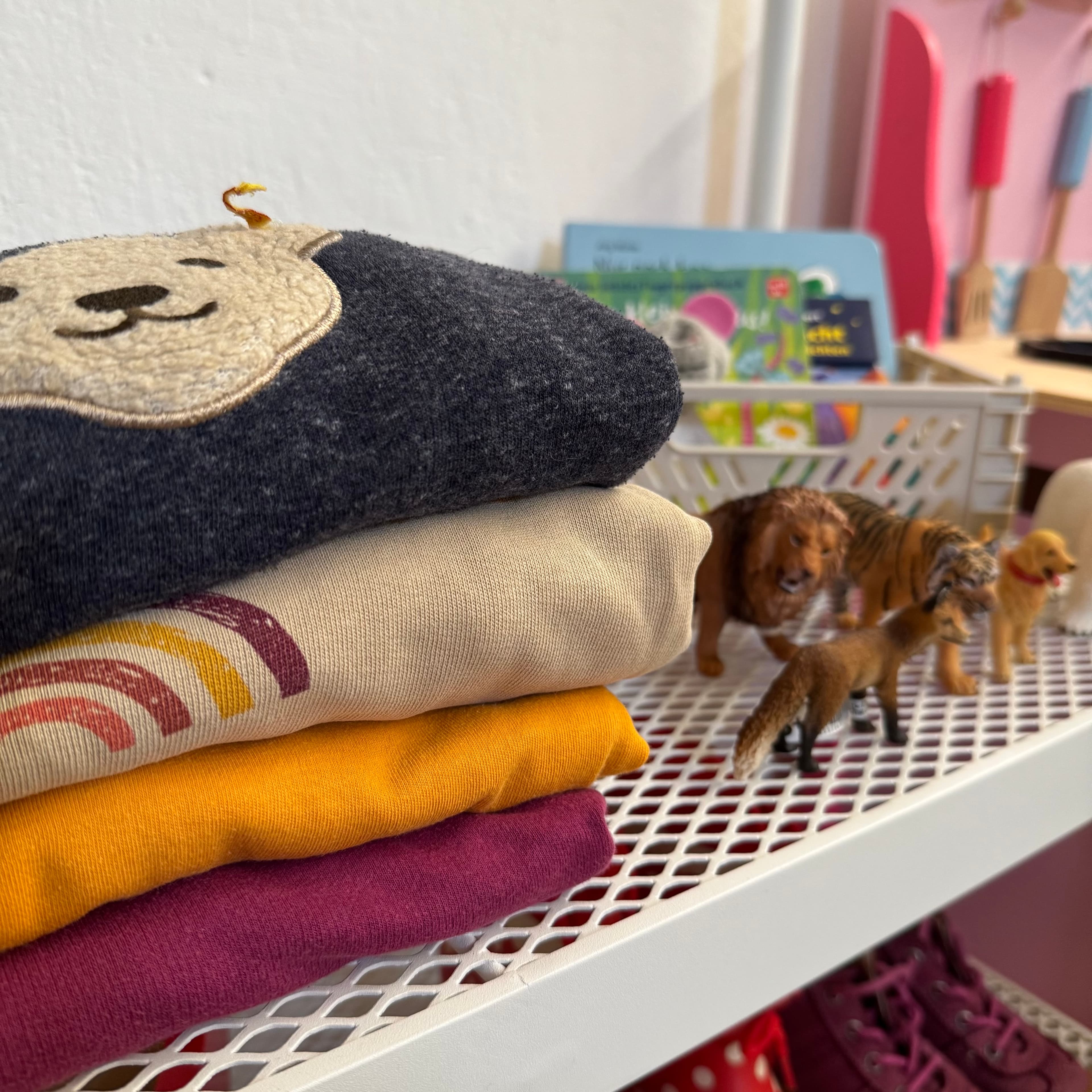 Liebevoll gestalteter Lille Loppe Laden mit Spielecke und sortierten Regalen